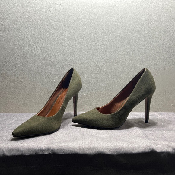 Size 7 Olive Suede pumps - Picture 1 of 6